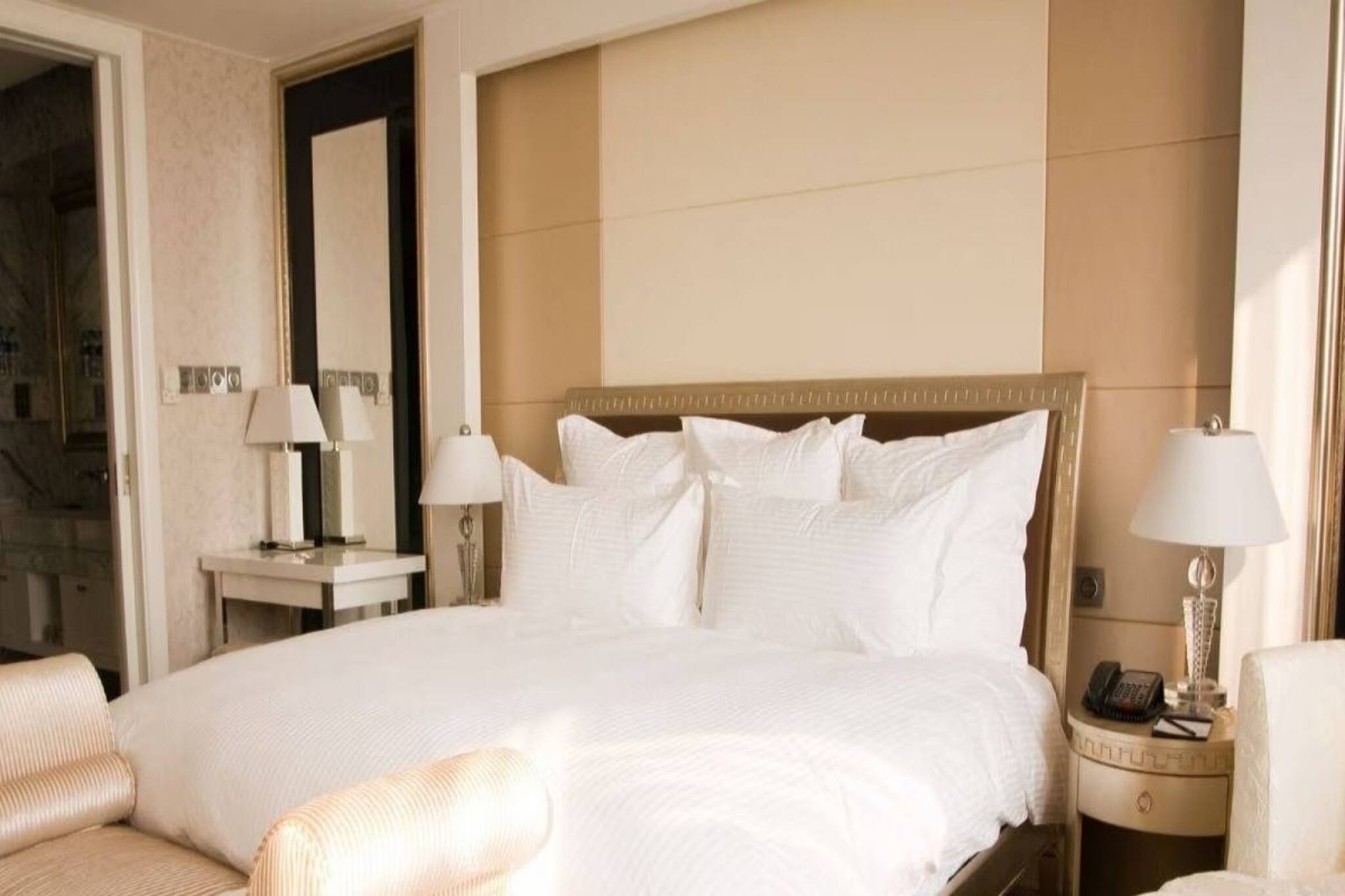 বুক করেছিলেন হোটেল রুম,আসছিল খটখট আওয়াজ,সামনে গিয়ে দেখতেই অজ্ঞান হওয়ার জো