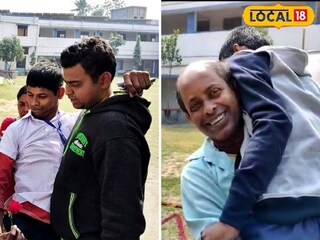 দুই পড়ুয়া দুজনের কোলে 