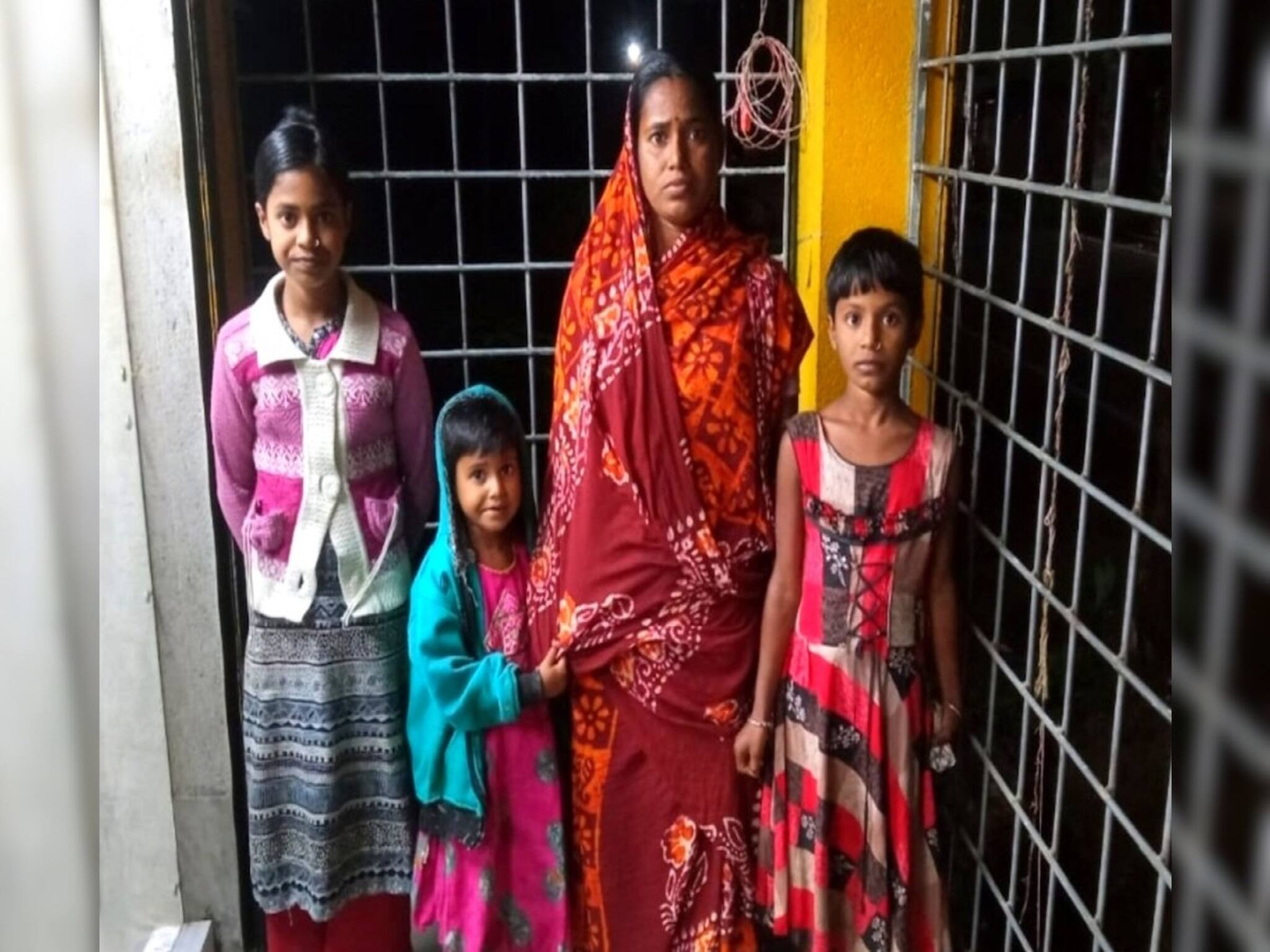 South 24 Parganas News- চার কন্যা সন্তানকে নিয়ে অসহায় ভাবে দিন গুজরান বাঘ বিধবা চন্দনা মণ্ডলের