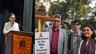 ‘লিভিং অন আ জেট প্লেন, আ ক্যানসার ওয়ার অ্যান্ড পিস স্টোরি’। 