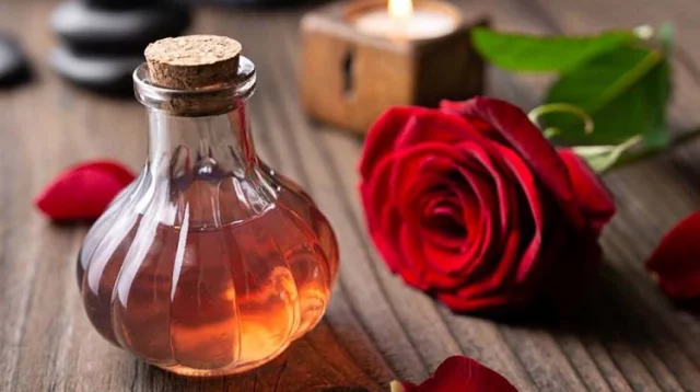 ত্বক ভাল রাখা থেকে পেটের গণ্ডগোল দূর করার সিক্রেট লুকিয়ে গোলাপ জলে। কিন্তু কীভাবে ব্যবহার করবেন বহু চর্চিত এবং সবার প্রিয় এই ফুল? জানালেন চিকিৎসক।লেখা-- পিয়া গুপ্ত