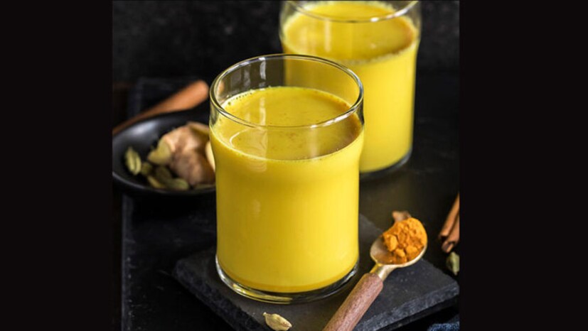 ফোঁড়া কমাতে এক থেকে দেড় চামচ হলুদ দুধে মিশিয়ে ফোঁড়ায় লাগান। ৩০ মিনিট রেখে দিন এভাবে। ফোঁড়া ২ দিনে ফেটে যাবে।
