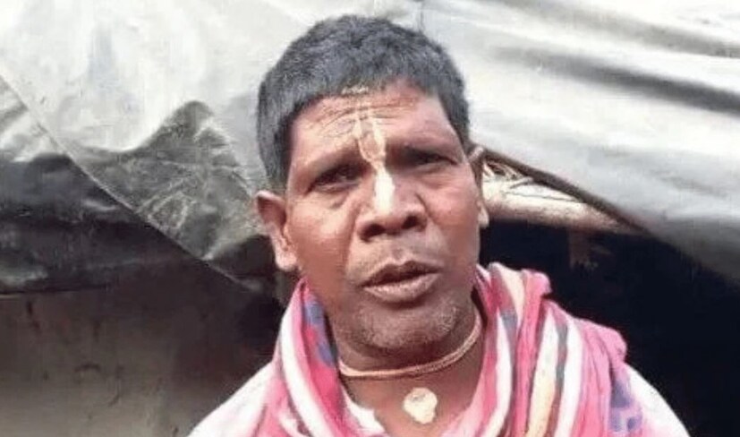 একই সঙ্গে কপিরাইটের নাম করে যে সমস্ত টাকা গোপাল ঘোষ তুলে নিয়েছিল সেই টাকা ফেরত পাওয়ার জন্যও ইতিমধ্যে অভিযোগ জানানো হয় আদালতে। সেই মামলা এখনও আদালতে বিচারাধীন রয়েছে। কিন্তু তারই মধ্যে মুম্বইয়ের কেন্দ্রীয় সরকারের কপিরাইট বোর্ড থেকে কাঁচা বাদাম গানের মালিকানার সার্টিফিকেট দেওয়া হল বাঁকুড়ার ওই সংস্থাকে। তাতে হাসি ফুটেছে ভুবন বাদ্যকরের। তবে কপিরাইট ইন্সফিগমেন্টের জন্য আদালত কি রায় দেয় তার দিকে চেয়ে আছে কাঁচা বাদামের মালিক। আগামী ২৬ ফেব্রুয়ারি তার শুনানি।(তথ্য: সৌভিক রায়)