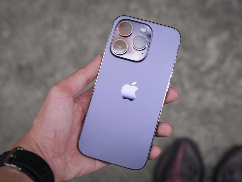 ৩৫,০০০ টাকার নিচে iPhone 14 -ব্যাঙ্ক ডিসকাউন্ট এবং এক্সচেঞ্জ অফার উভয়ের সঙ্গেই ফোনটি ৩৫০০০ টাকার কমে কেনা যাবে। কারও যদি ব্যাঙ্ক অফ বরোদা বা সিটিব্যাঙ্ক থেকে ক্রেডিট বা ডেবিট কার্ড থাকে, তাহলে তিনি সরাসরি ১৫০০ টাকা ছাড় পেতে পারেন। যার অর্থ ফোনটি ৫৫,৪৯৯ টাকায় পাওয়া যাচ্ছে।