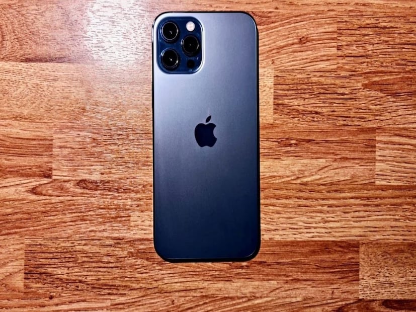 অফারের তালিকা -- iPhone 14-এর ১২৮ জিবি মডেলে ফ্ল্যাট ১৮% ছাড়ের অফার। অর্থাৎ প্রায় ১২,৯০১ টাকার ছাড়। এর ফলে ৬৯,৯০০ টাকার ফোন পাওয়া যাবে ৫৬,৯৯৯ টাকায়।