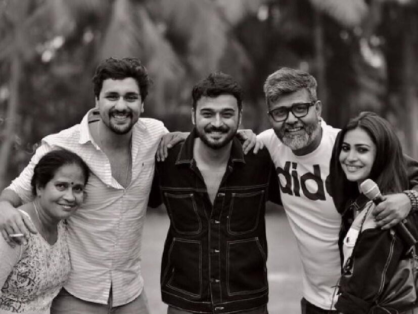 কিন্তু এর থেকে বেশি নতুন কিছু সম্পর্ক তৈরি হয়েছে কিনা, সে বিষয়ে মুখে কুলুপ এঁটেছেন জ্যাসমিন। নায়ক-নায়িকা দু’জনেই খানিক যেন রহস্য রেখেই চলতে চাইছেন। এবার সময় স্পষ্ট উত্তর দেবে।