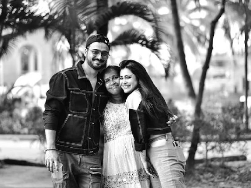 রাজদীপ ক্যাপশনে লিখেছেন, ‘সল্ট অ্যান্ড পিপার’। দু’জনের সেই ছবি ইতিমধ্যে ভাইরাল। জানা গিয়েছে, সিরিয়ালের গোটা টিম মিলে শীতকালীন পিকনিকে গিয়েছিল। সেখানেই তোলা ছবি।