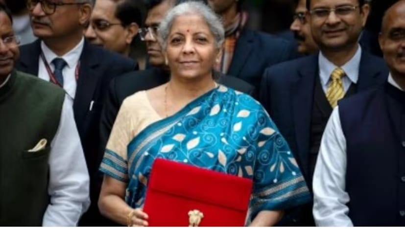 কেন্দ্রীয় অর্থমন্ত্রী নির্মলা সীতারমণ আরও বলেন, প্রধানমন্ত্রী সূর্যোদয় যোজনা’-র আওতায় ১ কোটি বাড়ি মাসে ৩০০ ইউনিট বিদ্যুৎ পাবে বিনামূল্যে, যার ফলে বার্ষিক সাশ্রয় হবে ১৮ হাজার।