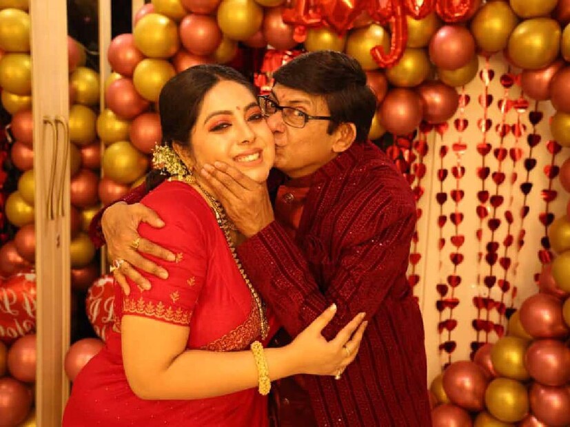 মিস থেকে মিসেস শ্রীময়ী চট্টরাজ, এই অনুভূতিটা পুরো অন্যরকম৷ সেই প্রসঙ্গে সংবাদমাধ্যমকে অভিনেত্রী বলেন,এতদিন ধরে একটা বন্ধুত্ব ছিল, এখন শুধু একে অপরকে ভাল রাখার দায়িত্ব৷ তবে বন্ধুত্বের সম্পর্কটা যেন এভাবেই অটুট থাকে সারাজীবন৷