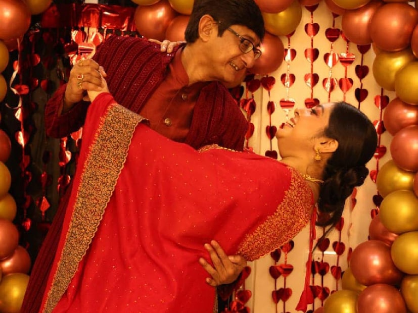 শ্রীময়ী আরও বলেন, আগে থেকেই অভিনেত্রীর ৯৫ বছর বয়সী দাদুর কাছে বিয়ের অনুমতি চেয়ে রেখেছিলেন কাঞ্চন৷ তবে কি দাদুর সম্মতিতেই বিয়েটা তড়িঘড়ি করে নিলেন তাঁরা৷ এখন শুধু সামাজিক মতে চারহাত এক হওয়ার পালা৷