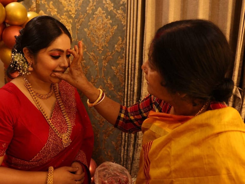 ইংরেজিতে লেখা সেই পোস্টটি বাংলায় অনুবাদ করলে যা দাঁড়ায়, ‘জীবনে কেবল একবারই তোমার সঙ্গে দেখা হবে তার। যে তোমার মন ভরিয়ে তুলবে। যাকে দেখে পেটে প্রজাপতির লম্ফঝম্প টের পাওয়া যাবে যেন। হাত পা শিথিল হয়ে আসবে তাকে দেখলে।’