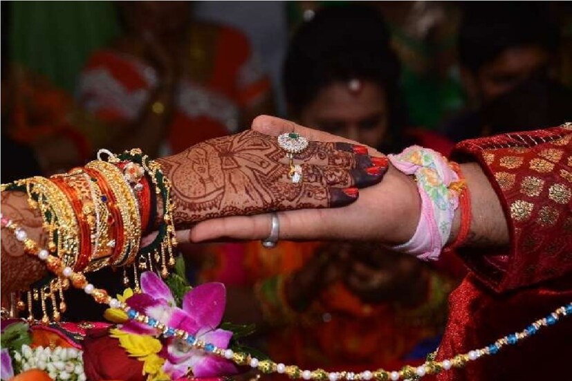কোন বয়সের বিয়ে করা উচিত? বিয়ে করার সঠিক বয়স কোনটি? এই নিয়ে হাজার-একটা মতামতের শেষ নেই৷ কিন্তু আন্তর্জাতিক গবেষণায় প্রকাশিত হয়েছে, বিয়েরও কিছু সুবিধাজনক বয়স আছে৷ আর সেই বয়সে বিয়েই সকলের জন্য মঙ্গলময়৷ (প্রতীকী ছবি