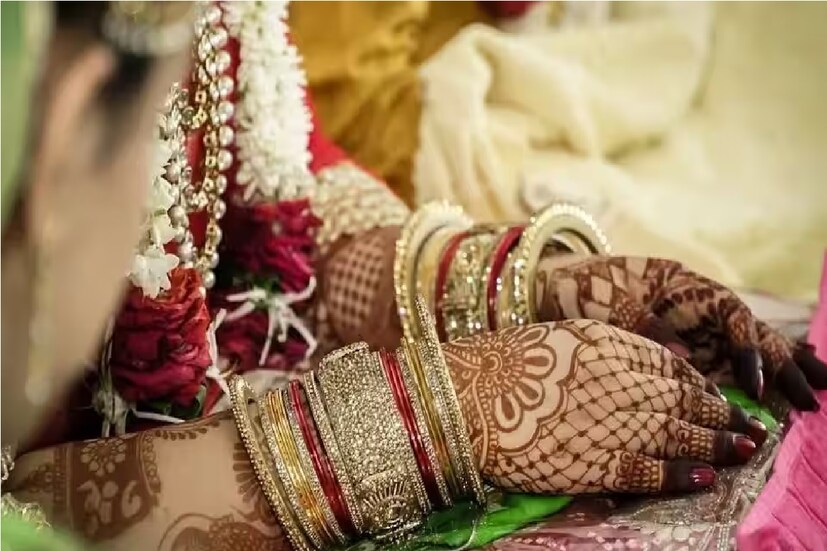 কিন্তু প্রশ্ন হল, ঠিক কোনও বয়সে বিয়ে করলে পুরুষদের আয়ু বেশি দেখা যায়৷ সে কথায় পৌঁছানোপ আগে এটা ঘোষণা করে রাখা প্রয়োজন,বয়সের আগে বিয়ে করে ভঙ্গুর স্বাস্থ্যের পুরুষরা, তাঁদের মধ্যে বিচ্ছেদের পরিমাণও বেশি৷ সুস্বাস্থ্যের অধিকারীরা সঠিক বয়সেই বিবাহ করেন৷ (প্রতীকী ছবি)