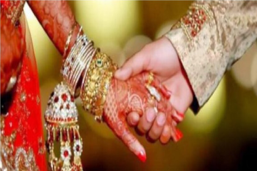 হাভার্ড মেডিক্যাল স্কুলের হাভার্ড পাবলিশিংয়ের পক্ষ থেকে বিবাহিত পুরুষ ও তাঁর আয়ু বিষয়ক একটি নিবন্ধ অনেকদিন আগেই প্রকাশিত হয়েছিল৷ সেই নিবন্ধে বলা হয়েছিল, ঠিক কোনও বয়সে বিয়ে করলে পুরুষদের আয়ু বেশি দেখা যায়৷ (প্রতীকী ছবি)