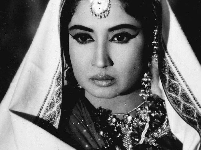 কমল আমরোহি তাঁর একের পর এক নিষেধাজ্ঞা আরোপ করতে শুরু করেন। একইসঙ্গে প্রবল দুর্ব্যবহার। স্বামীর অত্যাচার আর সহ্য করতে না পেরে মীনা কুমারী তাঁর বোনের বাড়িতে চলে যান। বিভীষিকাময় দাম্পত্য তাঁর মানসিক ও শারীরিক স্বাস্থ্যে প্রভাব ফেলেছিল। 