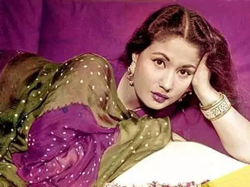 আরও জানা যায় , মীনা কুমারীকে বিয়ে করতে অভিনেত্রীর সামনে অনেক শর্ত রেখেছিলেন কামাল। প্রেমে পাগল, মীনা খুশি মনে তার সব শর্ত মেনে নিয়েছিল। কামাল বলেছিলেন যে অন্য পরিচালকের সঙ্গে ছবিতে সই না করা, খোলামেলা পোশাক না পরা, সন্ধ্যা ৬টার আগে বাড়িতে পৌঁছানো এবং মেক-আপ রুমে কোনও পুরুষকে অনুমতি না দেওয়া এই শর্তগুলি ছিল, যা মীনা কুমারী আনন্দের সঙ্গে মেনে নিয়েছিলেন। কিন্তু, নায়িকা হয়েও তিনি জানতেন না কীভাবে তিনি এই কাজটি করতে পারবেন। 
