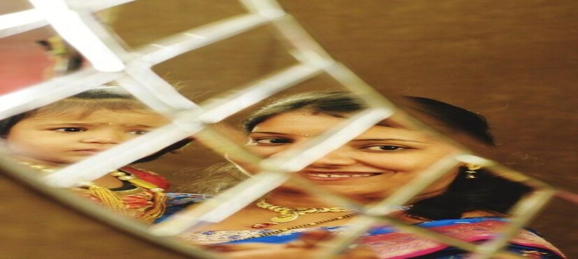 কোন আকারের আয়না শুভ?বাস্তুশাস্ত্রে, বর্গক্ষেত্র এবং আয়তক্ষেত্রাকার আকারগুলি সর্বদা পছন্দ করা হয় কারণ তারা সমানভাবে শক্তি ছড়িয়ে দেয়। ওভাল এবং সার্কেল আয়না আপনার জন্য সেরা বলে বিবেচিত হয় না এবং আপনার সেগুলি এড়িয়ে চলা উচিত।