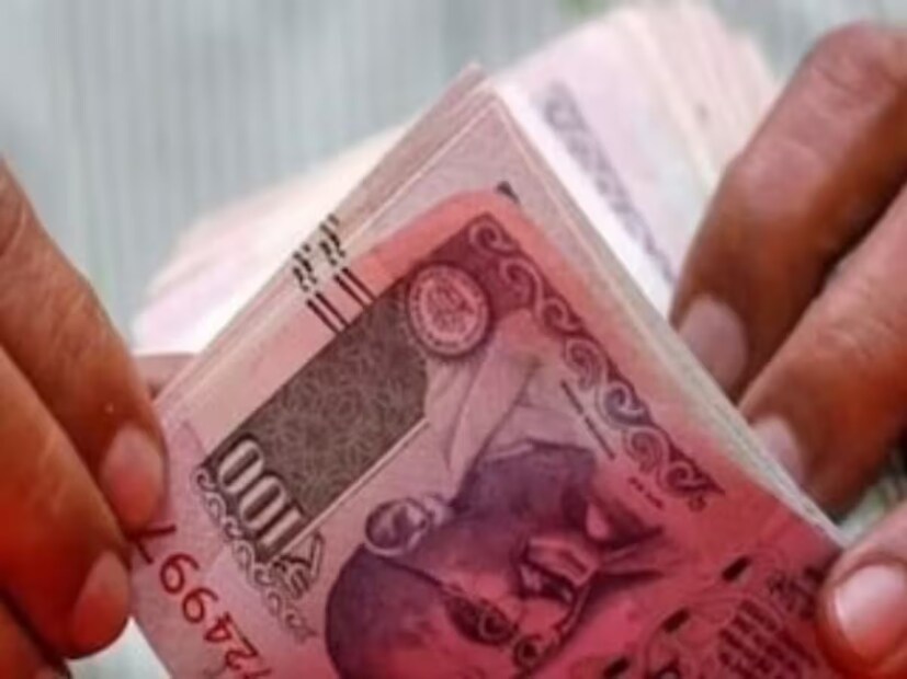 "সিবিটি ২০২৩-২৪ এর জন্য EPF-তে ৮.২৫ শতাংশ সুদের হার দেওয়ার সিদ্ধান্ত নিয়েছে," একটি সূত্র সংবাদপত্র  পিটিআইকে জানিয়েছে।