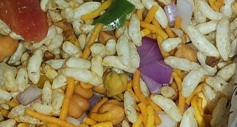তবে, ডিম-ভাত না এবার কিন্তু শো-স্টপার অন‍্য একটি খাবার। মুড়ি-ঘুগনির চাহিদা এবার প্রচুর। ডিম-ভাতের সঙ্গে পাল্লা দিয়ে ধর্মতলায় কাঁপাচ্ছে মুড়ি-ঘুগনি। 