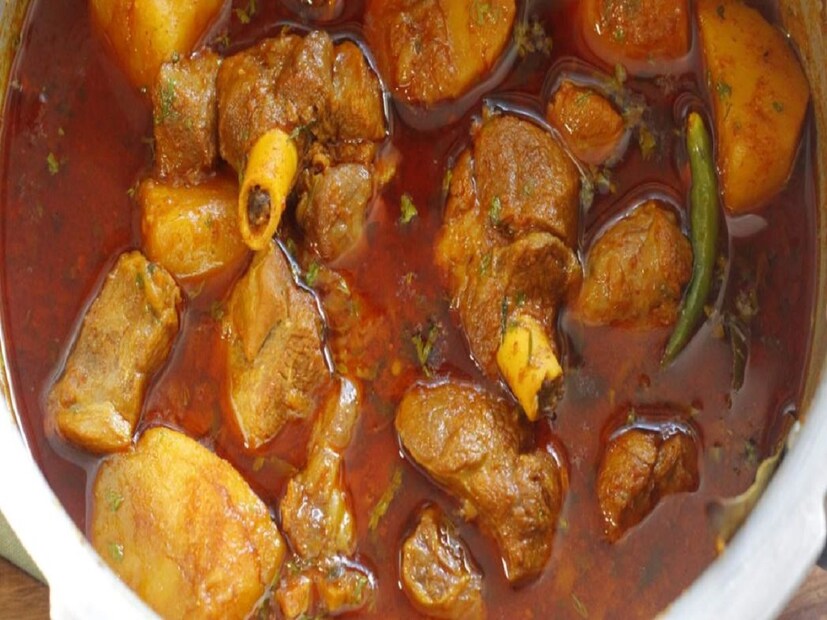 বাঙালির রবিবারের দুপুর মানেই কব্জি ডুবিয়ে মাংস-ভাত ৷ গুছিয়ে খেয়ে একটা লম্বা ভাত ঘুম ! এই না হলে হয় ? যদি ছুটি দিনও এত  সাদামাটা খাওয়া হয়, তাহলে সেই ছুটির দিনের কোনও গুরুত্ব থাকে না? রবিবার, ছুটির দিন খুবই স্পেশাল ৷ সবাই মিলে একসঙ্গে লাঞ্চের মজাই আলাদা ৷ আর সেই খাওয়া জমে যদি পাতে থাকে পাঠার মাংস বা মটন! 