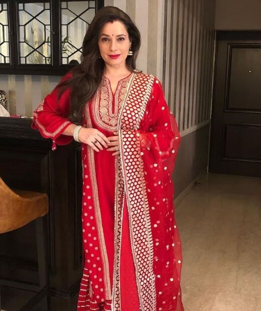 তিনি আর কেউ নন, নীলম কোঠারি৷ নব্বই দশকের অন্যতম সুন্দরী এবং জনপ্রিয় অভিনেত্রী। ১৯৮৪ সালে মুক্তিপ্রাপ্ত 'জওয়ানি' দিয়ে বলিউডে আত্মপ্রকাশ করেন এবং প্রথম ছবি থেকেই দর্শকদের মধ্যে জনপ্রিয় হয়ে ওঠেন। এই সময়কালে অনেক অভিনেতার সঙ্গেও এই অভিনেত্রীর নাম জড়িয়ে যায়। ধর্মেন্দ্রর ছেলে এবং বলিউড অভিনেতা ববি দেওলের সঙ্গেও নীলমের নাম জড়িয়েছিল। প্রায় ৫ বছর সম্পর্ক ছিল দু’জনের। এমন পরিস্থিতিতে খুব শিগগিরই দুজনে বিয়ে করবেন বলেও কথা ছিল। কিন্তু হঠাৎ তাঁদের বিচ্ছেদ হয়৷ 