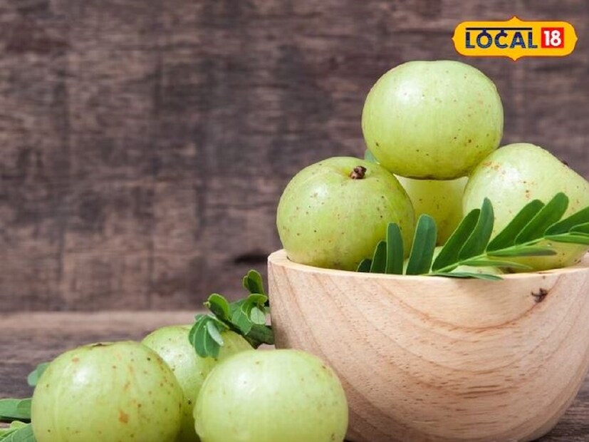 আমলকিতে প্রচুর পরিমাণে অ্যান্টিঅক্সিডেন্ট পাওয়া যায়। এতে পাওয়া ভিটামিন সি মুখ উজ্জ্বল ও দাগহীন করতে সাহায্য করে। এই জুসটি মাত্র এক কাপ খাওয়া উচিত।