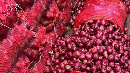 পেঁয়াজের দাম কমবে কবে? পেঁয়াজের দাম কমবে কবে?