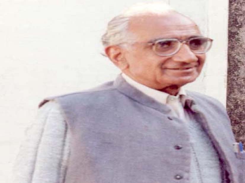 এক সাংবাদিক দাবি করেন, পাকিস্তানের প্রথম জাতীয় সঙ্গীতের রচয়িতা এক ভারতীয় কবি৷ তাঁর নাম জগন্নাথ আজাদ৷ দেশভাগের আগে তিনি একসময় লাহোরে বসবাস করতেন৷ মহম্মদ আলি জিন্নার ঘনিষ্ঠ ছিলেন৷ তবে জগন্নাথ আজাদের অবদান কিছু পাক ঐতিহাসিক স্বীকার করেন না৷ বিষয়টি এখানেই বিতর্কিত৷