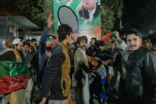 জেল থেকেই ভেসে উঠছেন ইমরান, নওয়াজের কাজ সহজ নয়! পাকিস্তানের মসনদে কে?