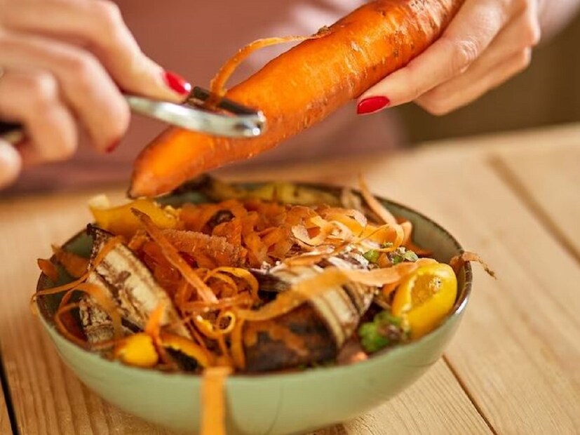 Vegetable peels for cholesterol: সাধারণত যে কোনও সবজির খোসা আমরা ফেলে দিয়ে থাকি৷ কিন্তু জানেন কী এই সবজির খোসায় কত পুষ্টিগুণ রয়েছে? বিশেষজ্ঞদের মতে, ফল বা সবজির গুণের থেকে বেশি পুষ্টি থাকে তাদের খোসায়৷ রঙিন খোসায় আরও বেশি পুষ্টি বলছেন বিশেষজ্ঞরা৷ এই গাঢ় রঙের খোসায় প্রচুর পরিমাণে ঘনীভূত ফাইটোক্যালসিয়াম থাকে, যা সবজির সবচেয়ে রঙিন অংশ। 