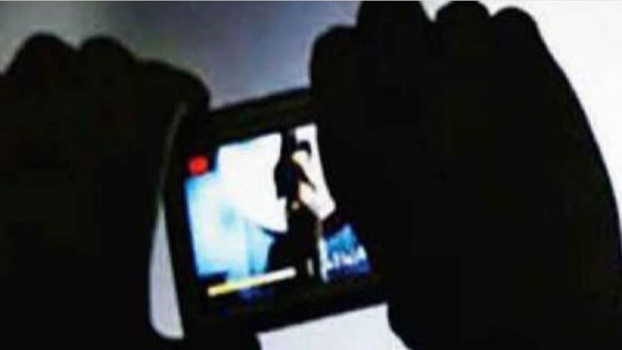 নীল ছবি দেখার নেশা ১৪ বছরের ছেলের! এমন শাস্তি দিল বাবা, শিউরে উঠল পুলিশও