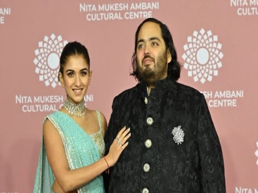 ইতিমধ্যেই অনন্ত আম্বানি এবং রাধিকা মার্চেন্টের বিয়ের সানাই বেজে গিয়েছে। ফলে খুশির হাওয়া বইছে অ্যান্টিলিয়াতে। ধুমধাম করেই চলতি বছরের পরের দিকে বিবাহবন্ধনে আবদ্ধ হওয়ার কথা তাঁদের। এদিকে অনন্ত-রাধিকার তিন দিনব্যাপী বিবাহ-পূর্ববর্তী অনুষ্ঠান শুরু হচ্ছে পরের মাসেই।