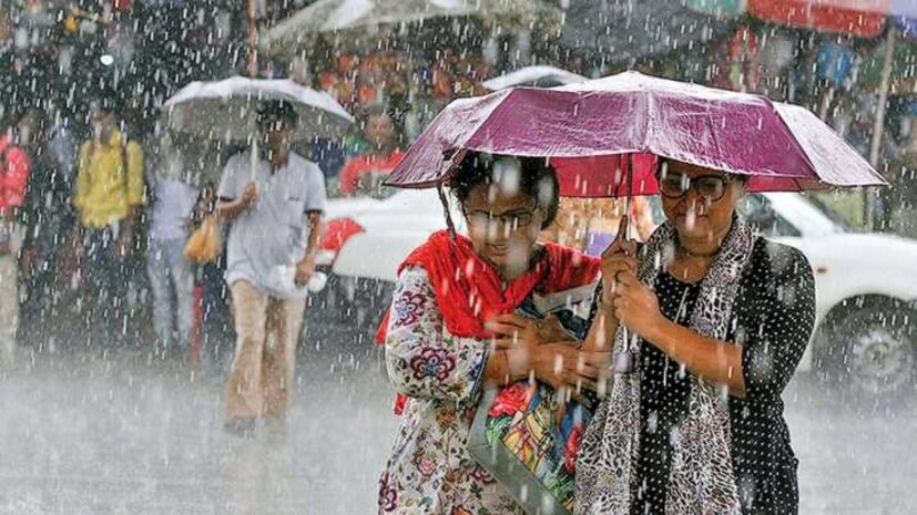 বুধবার বজ্রবিদ্যুৎ-সহ হালকা ও মাঝারি বৃষ্টি হবে পূর্ব ও পশ্চিম বর্ধমান বীরভূম মুর্শিদাবাদ এবং নদীয়া জেলাতে। বৃহস্পতিবার কার্যত দুর্যোগপূর্ণ আবহাওয়া। দক্ষিণবঙ্গের সব জেলাতেই হালকা থেকে মাঝারি বৃষ্টির সম্ভাবনা। হালকা বৃষ্টির সম্ভাবনা কলকাতাতেও।