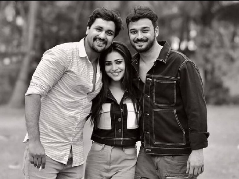 গত কয়েক সপ্তাহ ধরে টেলিপাড়ার এই দুই তারকার ছবিতে ছেয়ে গিয়েছে সোশ্যাল মিডিয়া। সান বাংলার ‘দ্বিতীয় বসন্ত’ সিরিয়ালে অভিনয় করছেন তাঁরা।