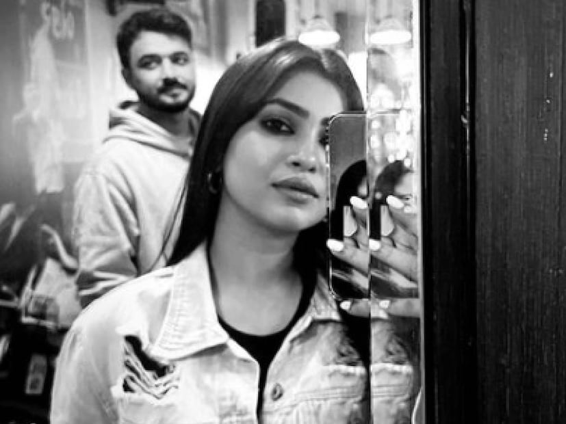 কিন্তু... কেবল কর্মসূত্রে তোলা ছবি বলে মনে করছেন না অনেকেই। কোথাও খেতে যাওয়া, কোথাও পিকনিকে যাওয়া... হয়তো কেবল জুটিতে নয়, যাচ্ছেন আরও বন্ধুদের সঙ্গে, কিন্তু দু’জনকে যেন ভিড়েও আলাদা মনে হচ্ছে।