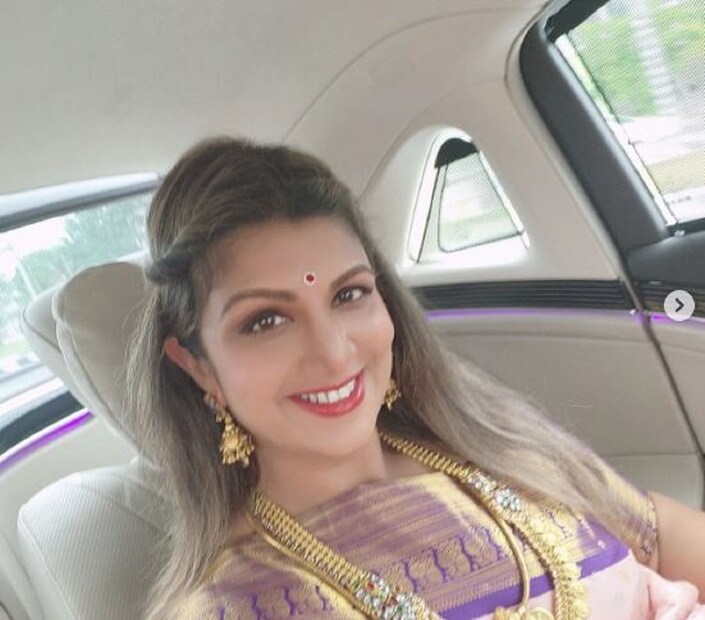তিনি মামুটি, রজনীকান্ত, কমল হাসান, বিজয়কান্ত, চিরঞ্জীবী, নন্দামুরি বালাকৃষ্ণ, ভেঙ্কটেশ, মোহনলাল, কলাভবন মণি, ভি এর মতো জনপ্রিয় অভিনেতাদের সঙ্গে অভিনয় করেছেন।
