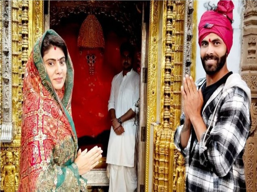 দিব্যা ভাস্করকে দেওয়া এক সাক্ষাৎকারে রবীন্দ্র জাদেজার বাবা অনিরুদ্ধ জাদেজা বলেছেন, '‘সত্যি বলতে কি, রবি বা তার স্ত্রী রিভাবা জাদেজার সঙ্গে আমার কোনও সম্পর্ক নেই। আমরা একে অপরকে ডাকি না। ১০ বছর ধরে আমি আমার নাতির মুখও দেখিনি। এর চেয়ে ছেলের বিয়ে না হলে ভাল হত। আজ আমাদের এই অবস্থা হতো না।'’ জাদেজার বাবা অত্যন্ত আক্ষেপ করে বলেছেন পুরনো  দিনগুলির কথা মনে  করে বলেন, কীভাবে তিনি প্রহরী হিসেবে কাজ করে তাঁর ছেলেকে ক্রিকেটার বানিয়েছিলেন৷