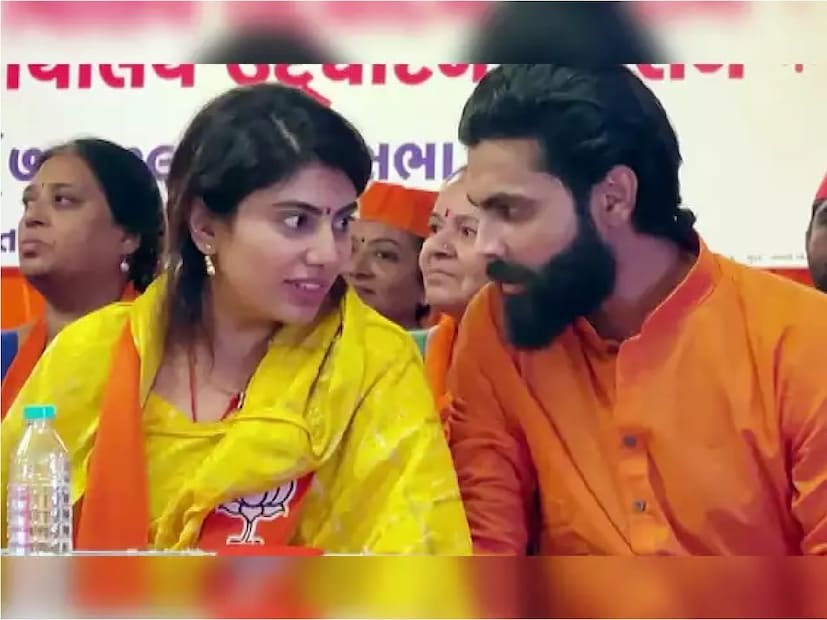 শাশুড়িকে নিয়ে বড় কথা বললেন রবীন্দ্র জাদেজার বাবারবীন্দ্র জাদেজার বাবা তাঁর ছেলে এবং পুত্রবধূর থেকে আলাদা থাকেন৷  জামনগরে ২ বিএইচকে ফ্ল্যাটে থাকেন তিনি।অনিরুদ্ধ জাদেজা তাঁর পুত্রবধূর মা সম্পর্কে বলেছিলেন যে তিনি এখানেই থাকেন। জাদেজার বাবার অভিযোগ রবীন্দ্রের শাশুড়ি প্রবল প্রতাপশালী মহিলা৷ তিনিই সবেতে মাথা গলান এবং হস্তক্ষেপ করেন৷