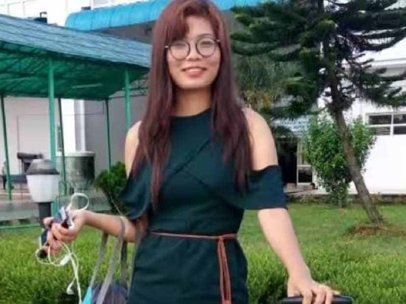 গত মাসে রিঙ্কি তাঁর ইনস্টাগ্রাম হ্যান্ডেলে প্রথমবার তাঁর রোগ সম্পর্কে বিস্তারিত তথ্য দিয়েছিলেন ভক্তদের। জানিয়েছিলেন, প্রথমবার অস্ত্রোপচারের পর ফুসফুসে-মস্তিষ্কে ক্যানসার ছড়িয়ে পড়ে চারদিকে।