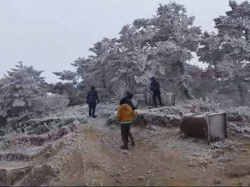 IMD Bengal Weather Forecast: অরুণাচল প্রদেশে বৃষ্টি ও তুষারপাতের সম্ভাবনা। সিকিমেও তুষারপাতের সম্ভাবনা রয়েছে। আর এর প্রভাব পড়বে দার্জিলিংয়ের উঁচু পার্বত্য এলাকায়।
