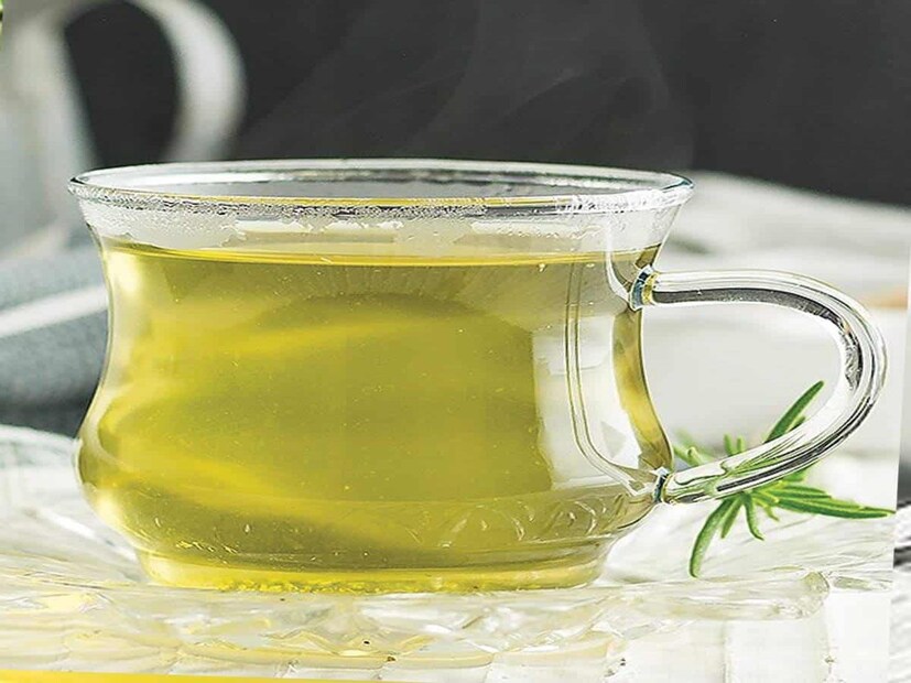 এখানে আমরা আপনাকে কারি পাতা, সেলারি পাতা এবং আরও কিছু গৃহস্থালি সামগ্রী দিয়ে তৈরি এমনই একটি পানীয়ের কথা বলছি, যা শুধু ওজন কমায় না আরও অনেক উপকারও দেয়। এই তথ্য জানাচ্ছেন ডাঃ দীক্ষা ভাবসার। ডাঃ দীক্ষা আয়ুর্বেদিক পণ্য ব্র্যান্ড দ্য কদম্ব ট্রি এবং বিএএমএস (ব্যাচেলর অফ আয়ুর্বেদ মেডিসিন) এর প্রতিষ্ঠাতা।