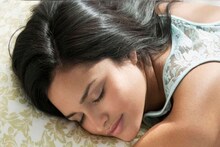 বিছানায় শোওয়ার সময় 'ভুল' কাজগুলি করছেন না তো? খবরদার.., বারোটা বাজবে!
