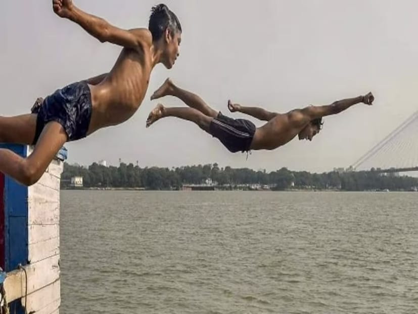 আগামী কয়েক দিন শুষ্ক আবহাওয়া থাকবে। উত্তর পশ্চিমের রাজ্যগুলিতে বইবে ঝোড়ো হাওয়া। আগামী তিনদিন সামান্য কমতে পারে তাপমাত্রা। সকাল সন্ধ্যা মনোরম আবহাওয়া থাকবে, বেলা বাড়লে গরম বাড়বে।