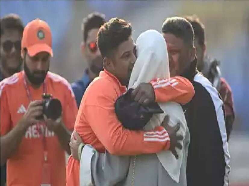 সরফরাজের  স্ত্রী-র নাম  রোমানা। তিনি একজন কাশ্মীরি কন্যা৷  ২৬ বছর বয়সী এই ব্যাটসম্যান টেস্ট ক্রিকেটে প্রথম রান করার সময় সরফরাজের স্ত্রী রোমানা স্টেডিয়ামে সেদিন ছিলেন হিজাবে৷