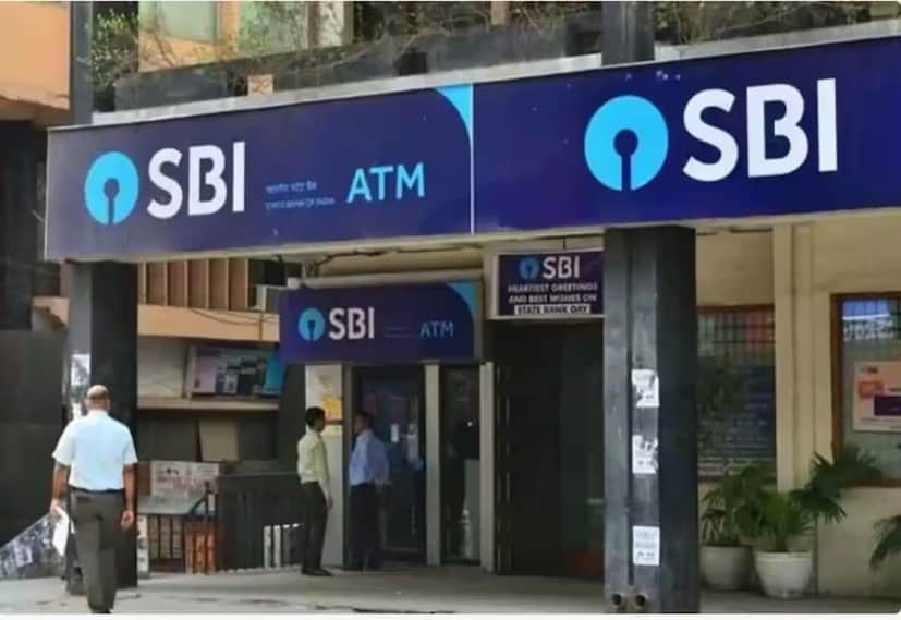 ব্যাঙ্কের এই নতুন স্কিমে অনেকেরই প্রশ্ন রয়েছে যে, ৪০০ দিনের এই এফডিতে যদি ৪ লক্ষ টাকা বিনিয়োগ করা হয় তবে ম্যাচিউরিটিতে কত টাকা মিলবে। প্রসঙ্গত জানিয়ে রাখা ভাল যে এই স্কিমটি শুধুমাত্র ৩১ মার্চ পর্যন্তই চলবে।