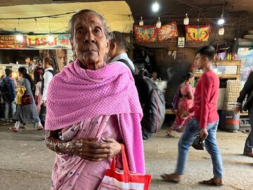 যুগ বদলায়, তবু বনফুলের সেই 'বুড়িটা' আজও দু'টি টাকার সন্ধানে স্টেশনেই রাত কাটান