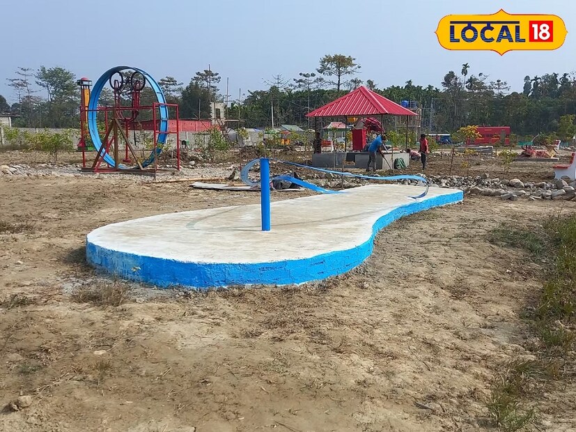 বিশাল আকৃতির চপ্পল তৈরি হল ডুয়ার্স নাগরাকাটা ব্লকের এক বেসরকারি পর্যটন কেন্দ্রে। 