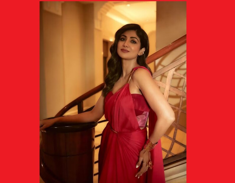 ইনি আর কেউ নন, শিল্পা শেঠি৷  যিনি ইন্ডাস্ট্রিতে নতুন  আসার পরই সব বিষয়েই হাতে খড়ি করেছিলেন৷  তিনি ২২ বছর বয়স পর্যন্ত চুমু পর্যন্ত খাননি৷  সে সময় বলিউড গসিপে এই খবর  ছিল যে অক্ষয় কুমারের সঙ্গে প্রথমবার চুম্বন করেন তিনি। অক্ষয় কুমার এই সুন্দরীকে ডেট করা প্রথম অভিনেতা। অক্ষয়ের আগে আর কাউকে ডেট করেননি শিল্পা৷  অভিনেত্রী  একটি সাক্ষাৎকারে  ঘুরিয়ে বলেছিলেন  তিনি তাঁর ভার্জিনিটি হারিয়েছেন৷
