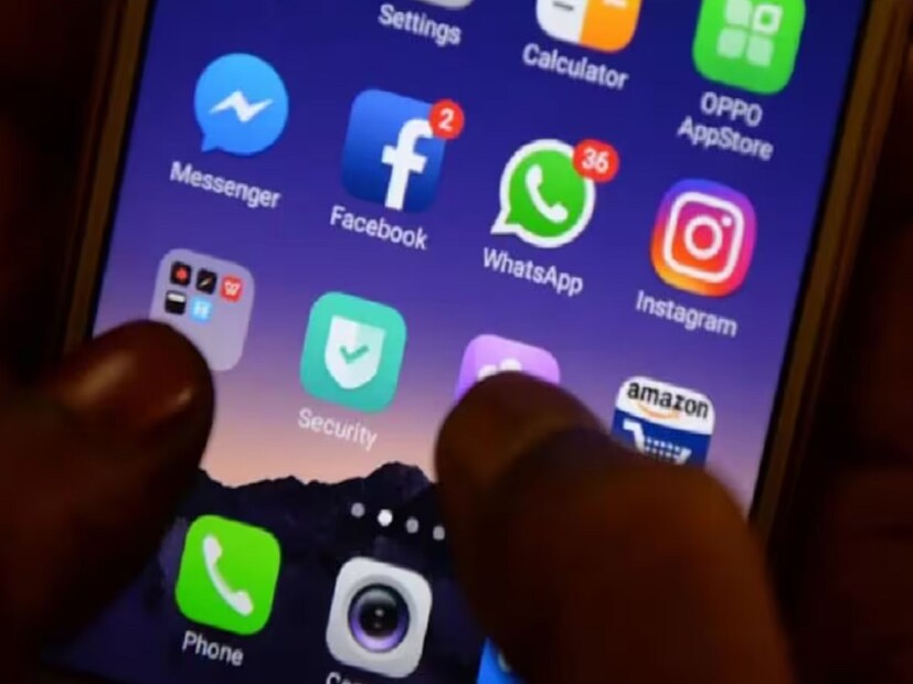 WhatsApp Feature Change: *প্রতিবেদনে বলা হয়েছে, WhatsApp মেসেজিং পরিষেবা ভারতে NPCI-এর ইউনিফাইড পেমেন্ট ইন্টারফেস (UPI) ব্যবহার করে অ্যাপের মাধ্যমে আন্তর্জাতিক অর্থপ্রদান করার ক্ষমতা বিকাশের জন্য কাজ করছে। এর পাশাপাশি, মেসেজিং পরিষেবাটি অ্যাপটিতে নতুন এআই-চালিত বৈশিষ্ট্য যুক্ত করার জন্যও উন্মুখ যা ব্যবহারকারীদের কৃত্রিম বুদ্ধিমত্তা (এআই) ব্যবহার করে স্টিকার তৈরি করার জন্য টেক্সট প্রম্পট প্রদান করতে দেবে।