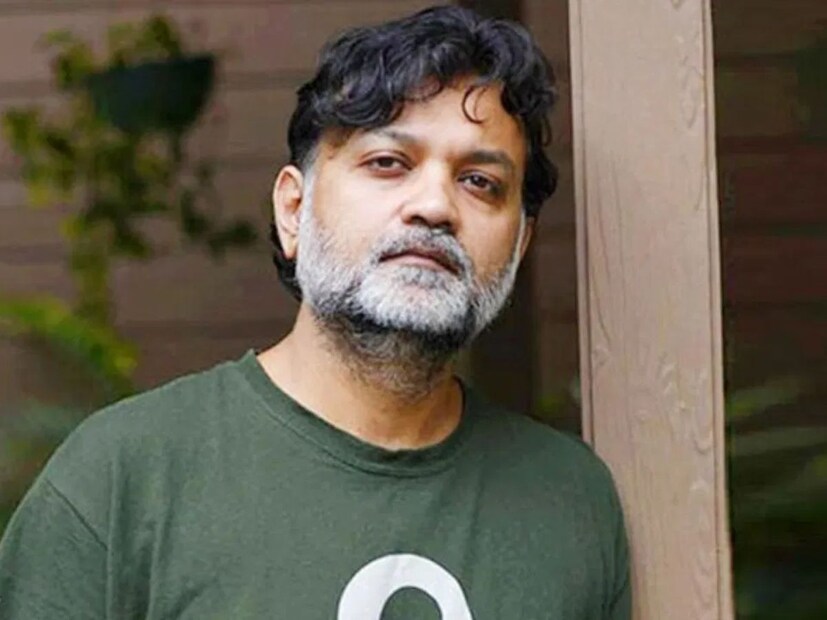 ইন্ড্রাস্টির কে কে হাজির থাকবেন অনুপম-প্রস্মিতার বিয়েতে? এই বিষয়ে নিউজ ১৮ বাংলা প্রস্মিতাকে প্রশ্ন করলে তিনি জানান, অনুপমের কাছের বন্ধু সৃজিত মুখোপাধ্যায় থাকছেন।